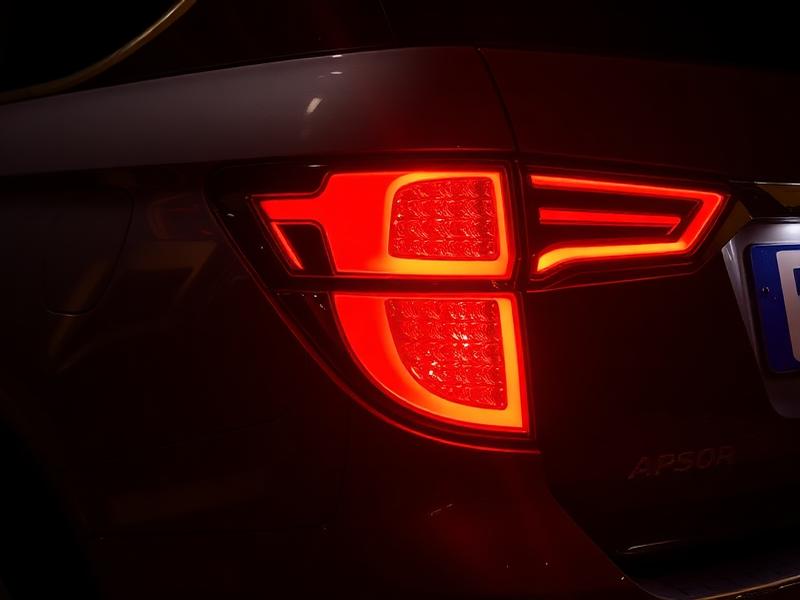 Stop lamp LED mobil menyala merah pada bagian belakang kendaraan
